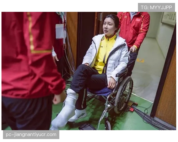 杜丽退役后住别墅养狗，当年打靶的手现在只拎爱马仕