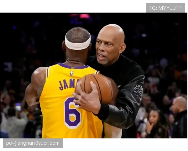 哈基姆·奥拉朱旺内线低位单打效率领先阿卜杜尔-贾巴尔